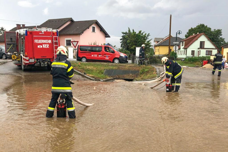 Unwetter Und Dauerregen Forderten 29 Feuerwehren ...