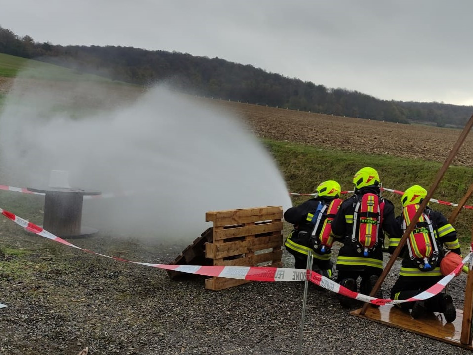 Ausbildungsprüfung Löscheinsatz in Kleinrötz