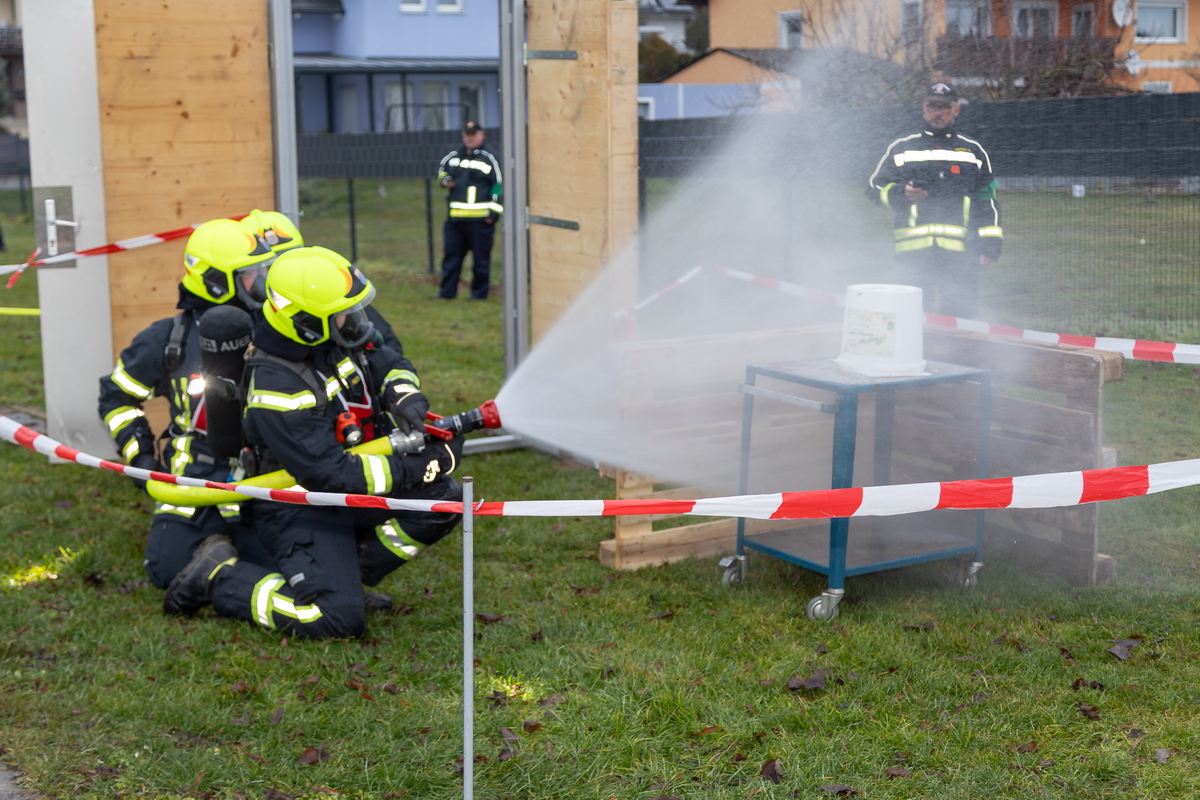 2 Gruppen der FF Spillern absolvieren Ausbildungsprüfung Löscheinsatz mit Erfolg