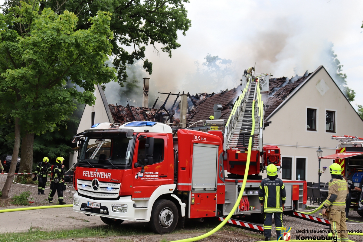 Dachgeschossbrand in Gasthaus am Bisamberg fordert Großeinsatz