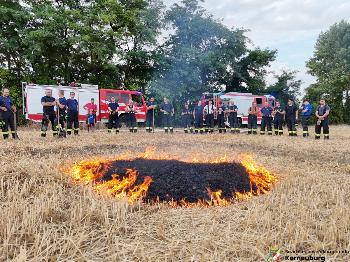 Übung zur Flurbrandbekämpfung in Hagenbrunn