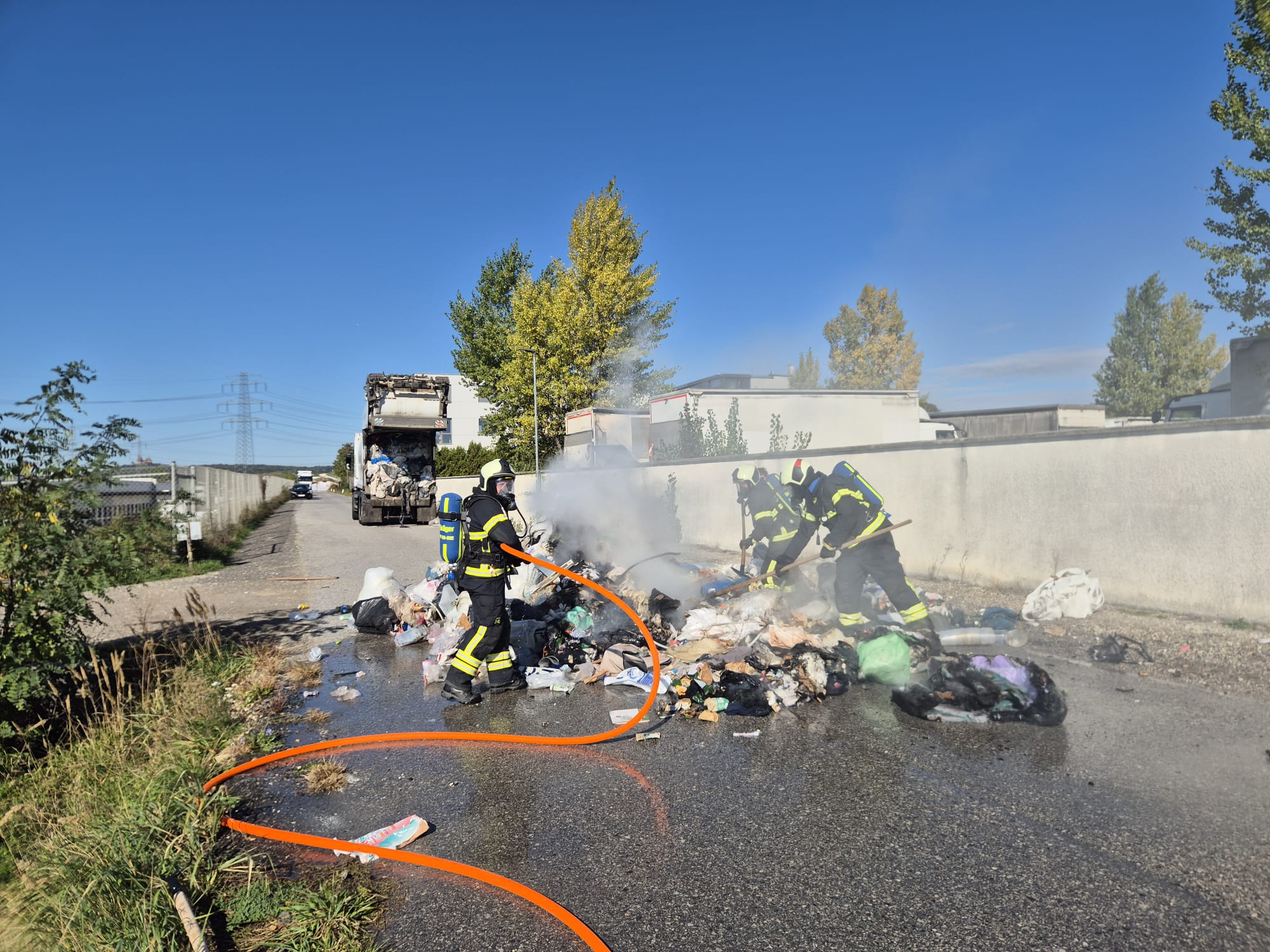 Rasches Eingreifen des LKW-Lenkers verhindert Vollbrand