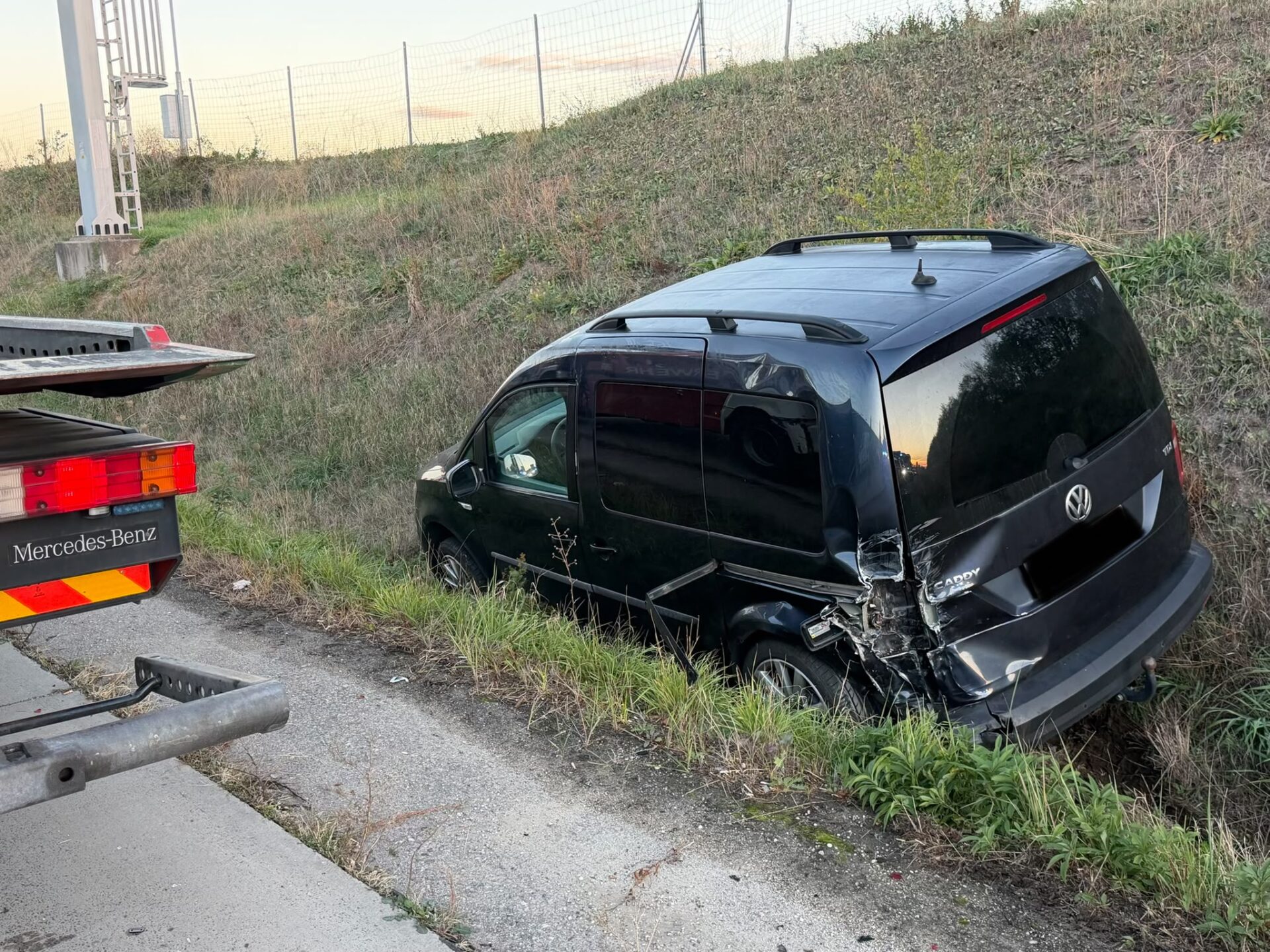 Verkehrsunfall mit drei PKW und vermutlich eingeklemmter Person auf der S1